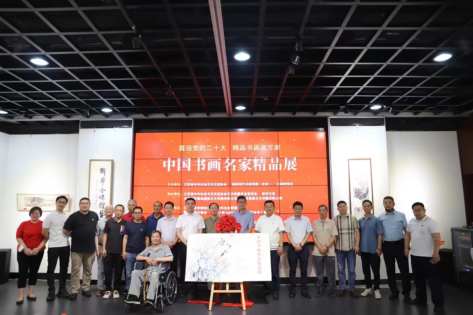 江苏省中外社会文化交流协会江苏苏疆经济文化工作委员会在霍尔果斯市举行揭牌和聘职仪式，正式开启构建“文化润疆生态圈”，打造霍尔果斯口岸“文化润疆基地”之旅